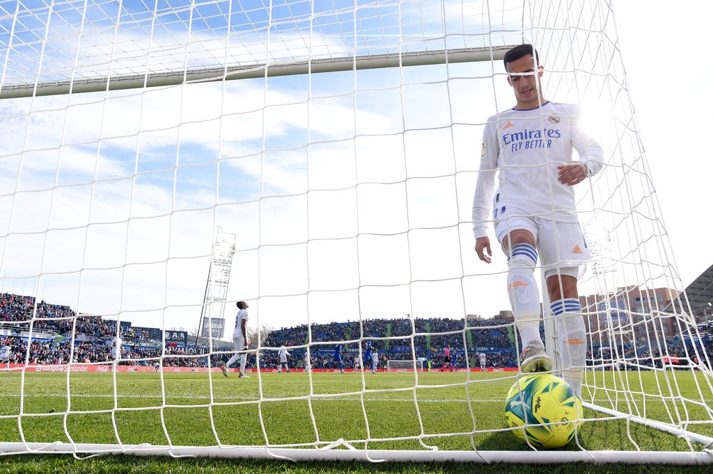 GETAFE, SPAIN - JANUARY 02: Lucas Vazquez of Real Madrid retrieves the ball from the net after Getafe scored their opening goal during the LaLiga Santander match between Getafe CF and Real Madrid CF at Coliseum Alfonso Perez on January 02, 2022 in Getafe, Spain. (Photo by Denis Doyle/Getty Images)