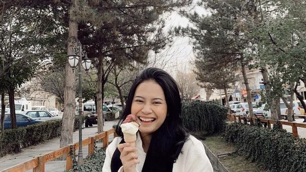 Sering Hangout Bareng Teman, Hanggini Doyan Jajan Es Krim