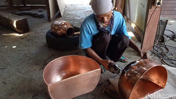 Kerajinan seni kriya logam Dukuh Tumang, Desa Cepogo, Kecamatan Cepogo, Kabupaten Boyolali.
