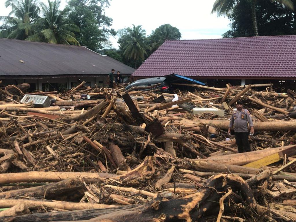 Padang Lawas Diterjang Bandang, Tumpukan Gelondongan Kayu Berserakan! Padang Lawas Diterjang Bandang, Tumpukan Gelondongan Kayu Berserakan!