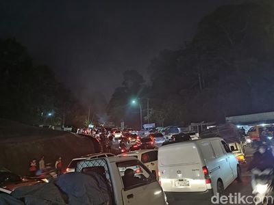 Potret Lalin Macet di Puncak saat One Way Diberlakukan