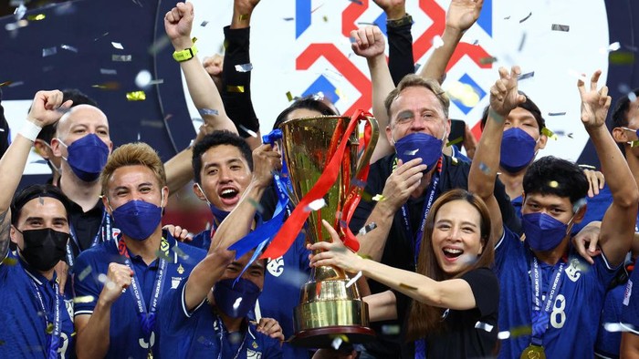 Madam Pang, Piala AFF 2020 SINGAPORE, SINGAPORE - JANUARY 01: The Thai team celebrates with the trophy after winning the AFF Suzuki Cup final against Indonesia at the National Stadium on January 01, 2022 in Singapore. Thailand won 6-2 on aggregate. (Photo by Yong Teck Lim/Getty Images)