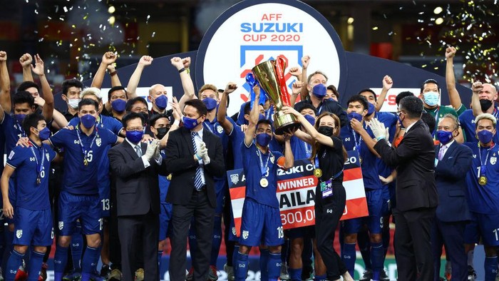 SINGAPORE, SINGAPORE - JANUARY 01: The Thai team celebrates with the trophy after winning the AFF Suzuki Cup final against Indonesia at the National Stadium on January 01, 2022 in Singapore. Thailand won 6-2 on aggregate. (Photo by Yong Teck Lim/Getty Images)