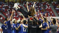 Nualphan Lamsam, nama asli Madam Pang, adalah sosialita tajir Thailand yang juga gila bola. Foto: AP/Suhaimi Abdullah