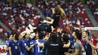 Skuad Thailand ramai-ramai melambungkan Madam Pang ke udara sebagai bentuk apresiasi. Foto: AP/Suhaimi Abdullah