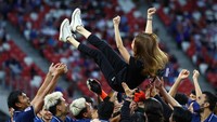 Imbas dari skandal pelecehan seksual ini turut bikin posisi Madam Pang sebagai manajer timnas Thailand, termasuk saat menjuarai Piala AFF 2020 pada bulan Januari lalu, kena goyang. Foto: Getty Images/Yong Teck Lim