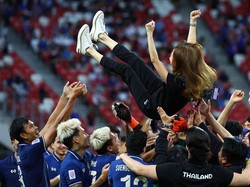 Imbas dari skandal pelecehan seksual ini turut bikin posisi Madam Pang sebagai manajer timnas Thailand, termasuk saat menjuarai Piala AFF 2020 pada bulan Januari lalu, kena goyang. Foto: Getty Images/Yong Teck Lim
