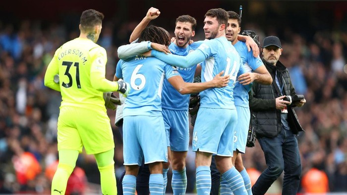 LONDON, ENGLAND - JANUARY 01: Manchester City players celebrate at full time after the Premier League match between Arsenal and Manchester City at Emirates Stadium on January 01, 2022 in London, England. (Photo by Julian Finney/Getty Images)