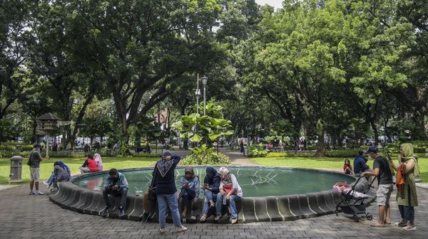 Menghirup Udara Segar di Taman Suropati Jakarta