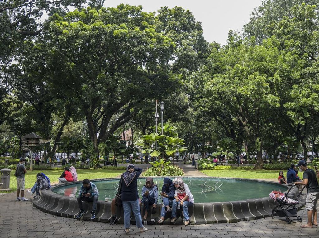 Menghirup Udara Segar di Taman Suropati Jakarta
