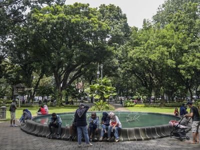 Menghirup Udara Segar di Taman Suropati Jakarta