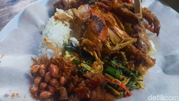 Rekomendasi Makan Siang di Bali, Nikmati Sedapnya Nasi Ayam Racikan Mek Juwel