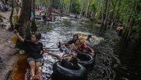 Asiknya Berenang di Pemandian Air Gambut Danum Bahandang Tangkiling