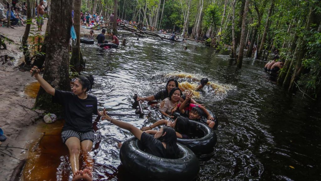 Asiknya Berenang di Pemandian Air Gambut Danum Bahandang Tangkiling Asiknya Berenang di Pemandian Air Gambut Danum Bahandang Tangkiling