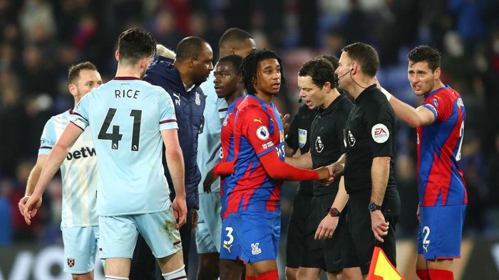 Palace vs West Ham, Patrick Vieira LONDON, ENGLAND - JANUARY 01: Patrick Vieira, Manager of Crystal Palace and Players surround the match officials following the Premier League match between Crystal Palace and West Ham United at Selhurst Park on January 01, 2022 in London, England. (Photo by Marc Atkins/Getty Images)