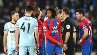 Usai peluit akhir dibunyikan, Patrick Vieira melakukan konfrontasi ke wasit Darren England dan terus mengomel. Foto: Getty Images/Marc Atkins