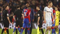 Tapi kartu itu sempat tak bikin Vieira mundur dan malah makin kesal. Pada prosesnya ia didorong menjauh oleh kapten Palace Joel Ward agar hukumannya tak makin parah. Foto: AP/Ian Walton