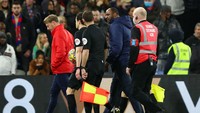 Vieira sudah terlihat mencurahkan rasa tak puas kepada wasit Darren England saat half time. Saat itu Palace ketinggalan 0-3 dari West Ham. Foto: Getty Images/Marc Atkins