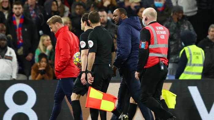 Palace vs West Ham, Patrick Vieira LONDON, ENGLAND - JANUARY 01: Patrick Vieira, Manager of Crystal Palace talks to Referee, Darren England at half time during the Premier League match between Crystal Palace and West Ham United at Selhurst Park on January 01, 2022 in London, England. (Photo by Marc Atkins/Getty Images)