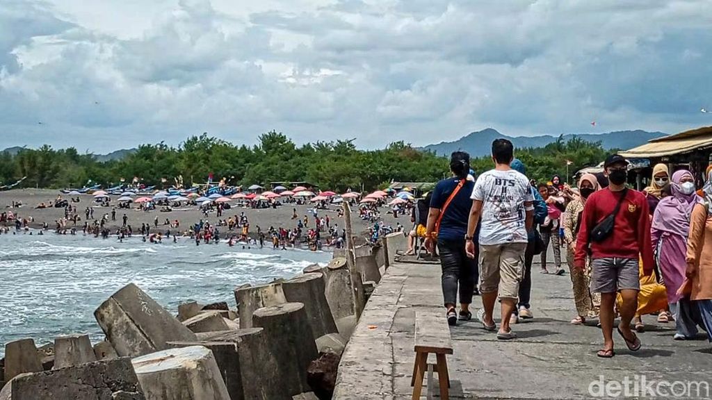 Foto: Pantai Glagah Ramai Ribuan Wisatawan