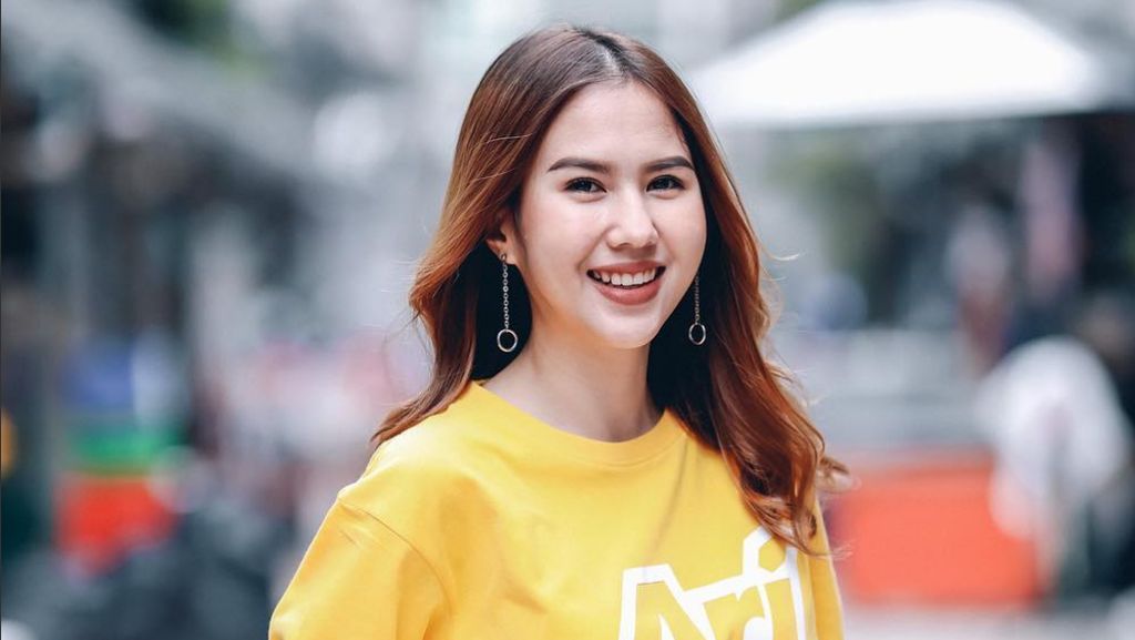 8 Pesona Pia Butsakorn, Jurnalis Cantik Pacar Striker Thailand Supachai Jaided