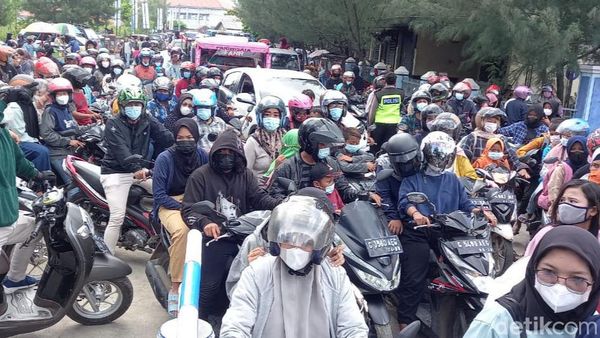 Pengunjung Serbu Pantai Alam Indah, Jalanan Kota Tegal Macet Parah