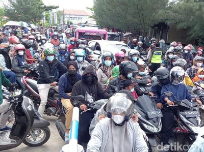 Pengunjung Serbu Pantai Alam Indah, Jalanan Kota Tegal Macet Parah