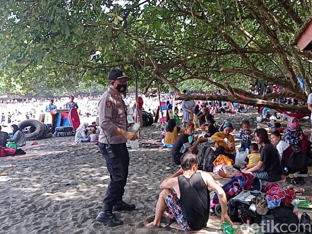 Pantai Batukaras Diserbu Wisatawan, Polisi Tutup Sementara Arus Masuk