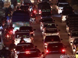 Parah! Pengendara Terjebak Macet di Puncak Sejak Siang