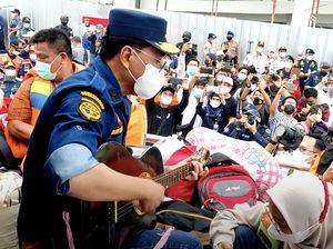 Saat Menhub Gitaran Bareng Penumpang Kapal di Muara Angke Saat Menhub Gitaran Bareng Penumpang Kapal di Muara Angke