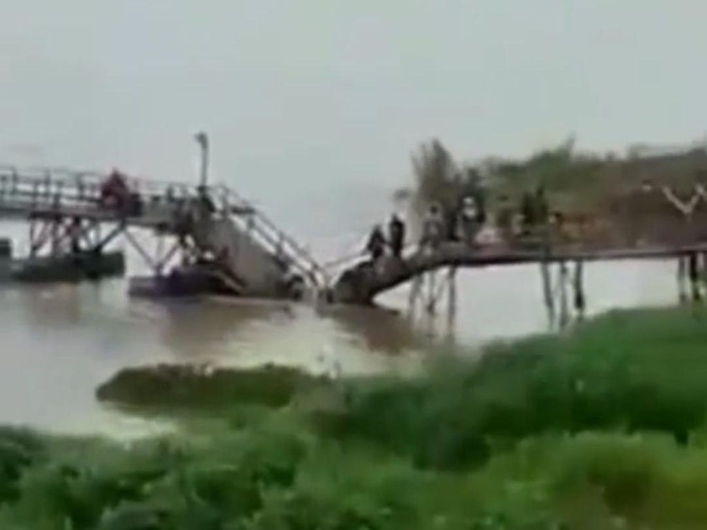 Viral Jembatan Kayu Ambruk, Pemotor Tercebur