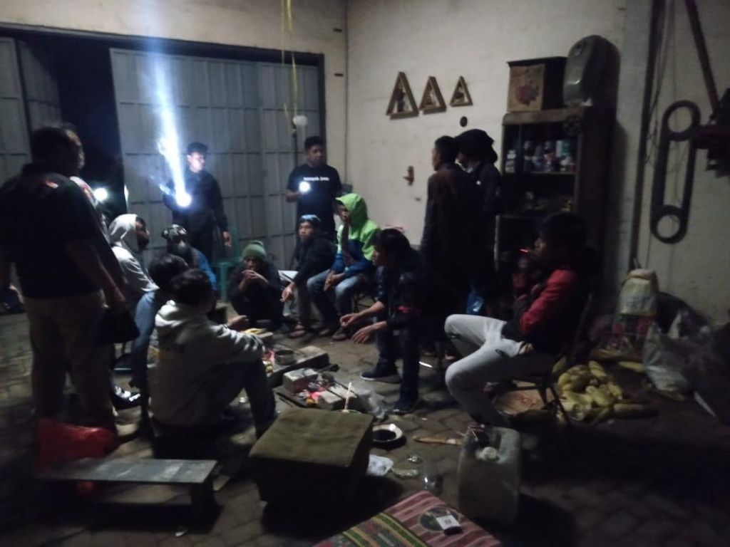 10 Orang Terciduk Pesta dan Tanam Ganja di Lereng Gunung Bromo