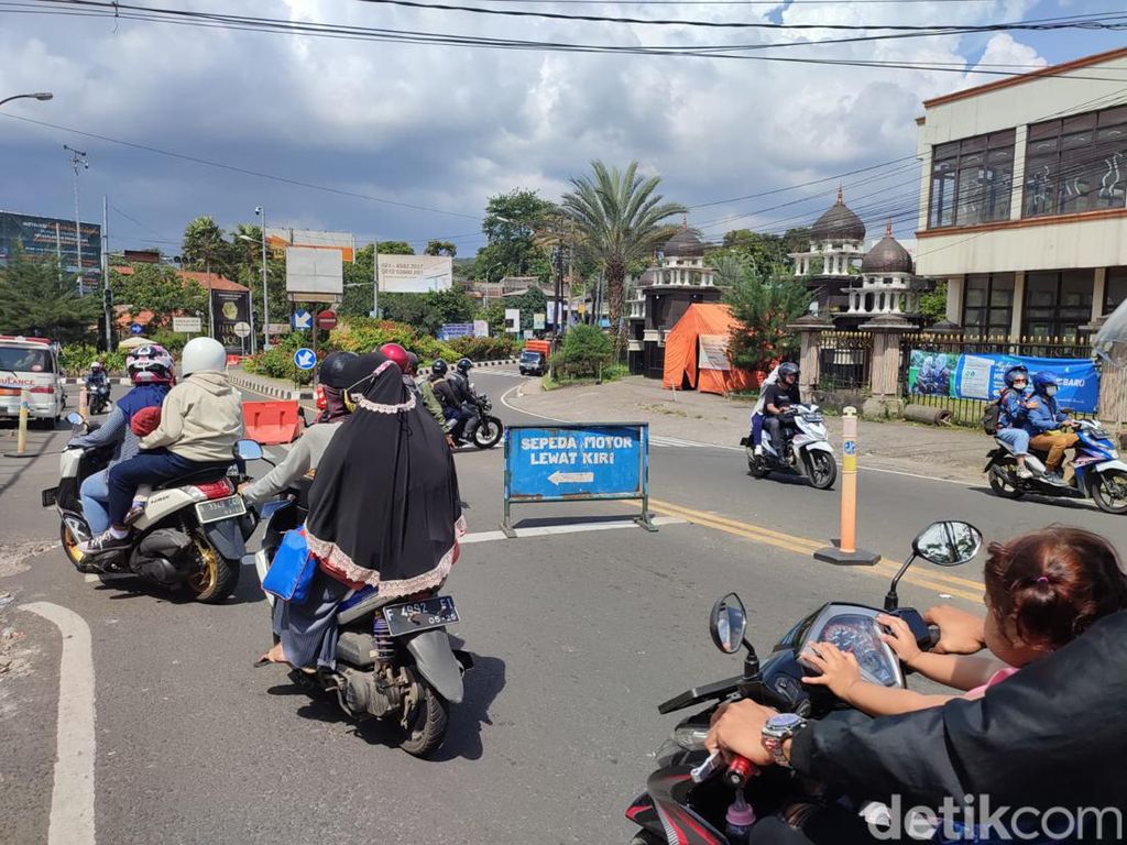 One Way Arah Jakarta Mulai Diberlakukan, Mobil ke Arah Puncak Diputar Balik