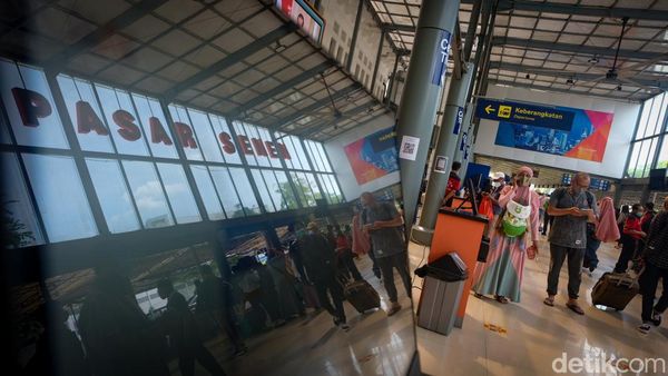 Suasana Stasiun Pasar Senen Saat Puncak Arus Balik Nataru