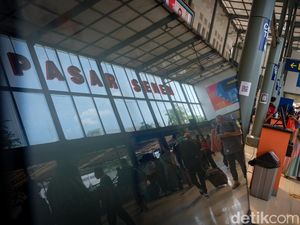 Suasana Stasiun Pasar Senen Saat Puncak Arus Balik Nataru