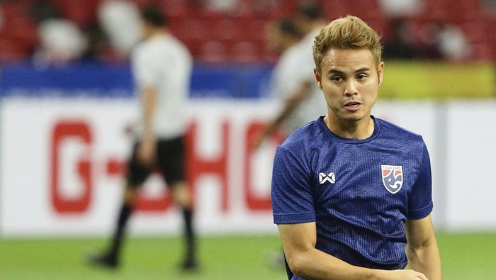 Theerathon Bunmathan of Thailand warms up on the pitch ahead of the AFF Suzuki Cup 2020 final second leg match between Thailand and Indonesia in Singapore, Saturday, Jan. 1, 2022. (AP Photo/Suhaimi Abdullah)