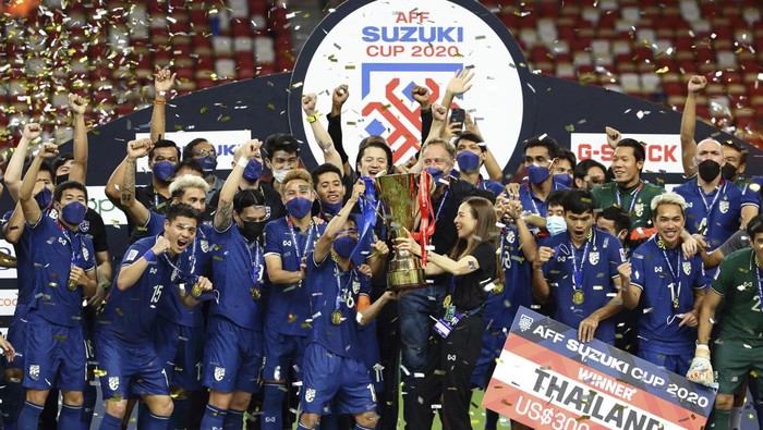 Team Thailand celebrate with the trophy after defeating Indonesia during the AFF Suzuki Cup 2020 final second leg soccer match in Singapore, Saturday, Jan. 1, 2022. (AP Photo/Suhaimi Abdullah)
