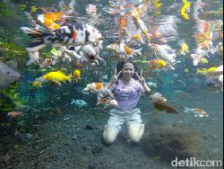 Wisata Foto Underwater di Kaki Gunung Semeru