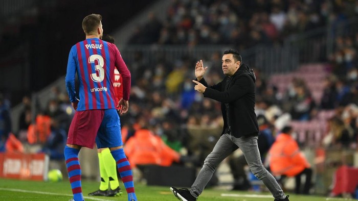 BARCELONA, SPAIN - NOVEMBER 20: Xavi Hernandez, Head Coach of FC Barcelona reacts on the sidelines with Gerard Pique of FC Barcelona during the La Liga Santander match between FC Barcelona and RCD Espanyol at Camp Nou on November 20, 2021 in Barcelona, Spain. (Photo by David Ramos/Getty Images)