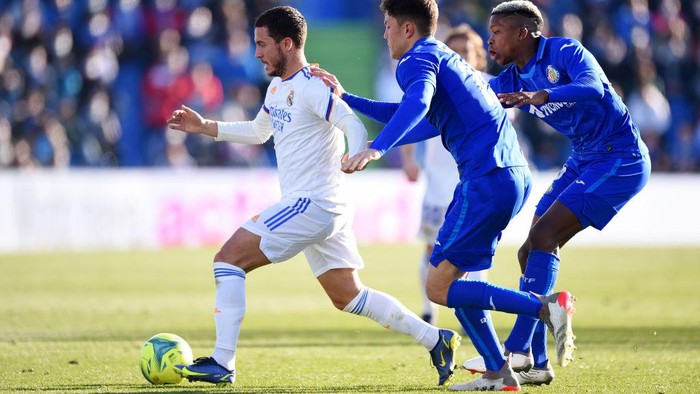 GETAFE, SPAIN - JANUARY 02: Eden Hazard of Real Madrid is challenged by Jorge Cuenca of Getafe during the LaLiga Santander match between Getafe CF and Real Madrid CF at Coliseum Alfonso Perez on January 02, 2022 in Getafe, Spain. (Photo by Denis Doyle/Getty Images)