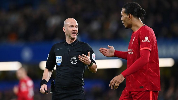 LONDON, ENGLAND - JANUARY 02: Match Referee, Anthony Taylor speaks with Virgil van Dijk of Liverpool during the Premier League match between Chelsea and Liverpool at Stamford Bridge on January 02, 2022 in London, England. (Photo by Shaun Botterill/Getty Images)