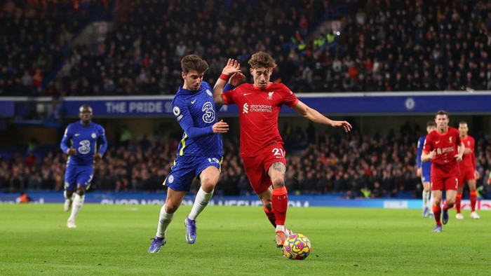 LONDON, ENGLAND - JANUARY 02: Mason Mount of Chelsea battles for possession with Kostas Tsimikas of Liverpool during the Premier League match between Chelsea  and  Liverpool at Stamford Bridge on January 02, 2022 in London, England. (Photo by Catherine Ivill/Getty Images)
