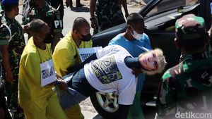 Aksi Kolonel Priyanto Gotong Handi-Salsa ke Dalam Mobil