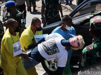 Aksi Kolonel Priyanto Gotong Handi-Salsa ke Dalam Mobil
