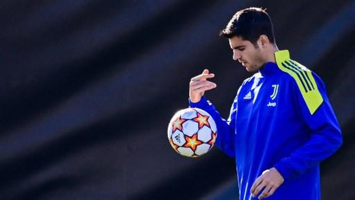 Juventus Spanish forward Alvaro Morata juggles with a ball during a training session on December 7, 2021 at the Continassa training ground in Turin, on the eve of the UEFA Champions League Group H football match against Malmo. (Photo by Marco BERTORELLO / AFP)