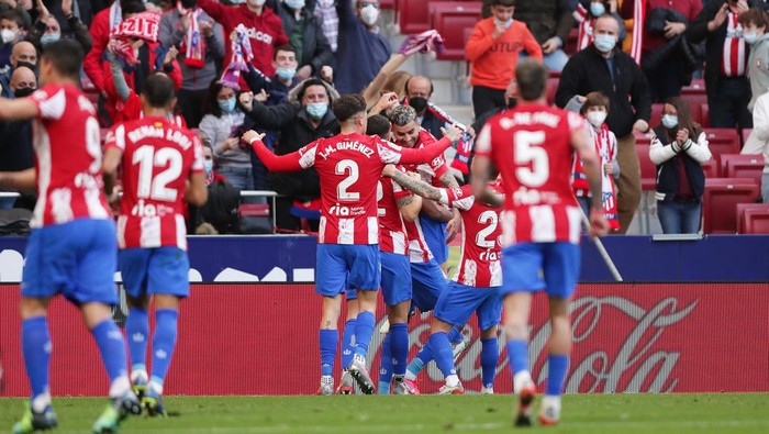 MADRID, SPAIN - JANUARY 02: Angel Correa of Atletico Madrid celebrates after scoring their sides first goal with team mates during the LaLiga Santander match between Club Atletico de Madrid and Rayo Vallecano at Estadio Wanda Metropolitano on January 02, 2022 in Madrid, Spain. (Photo by Gonzalo Arroyo Moreno/Getty Images)
