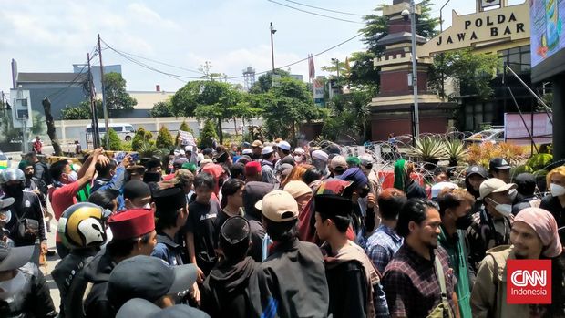 Pendukung Bahar bin Smith memenuhi kawasan Soekarno Hatta, Kota Bandung, Jawa Barat, Senin (3/1/). Para pendukung pemilik Pondok Pesantren Tajul Alawiyyin menunggu hasil pemeriksaan penyidik Polda Jabar.