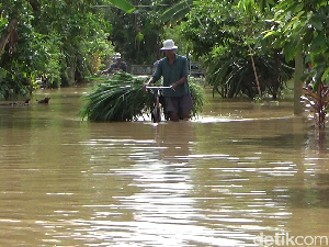 Sungai Meluap Rendam 60 Rumah Warga Desa di Lumajang