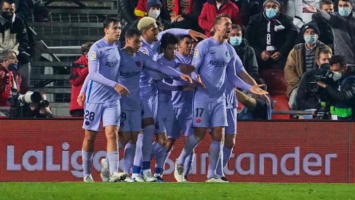 MALLORCA, SPAIN - JANUARY 02: Luuk de Jong of FC Barcelona celebrates scoring his teams first goal with teammates during the LaLiga Santander match between RCD Mallorca and FC Barcelona at Estadio de Son Moix on January 02, 2022 in Mallorca, Spain. (Photo by Rafa Babot/Getty Images)
