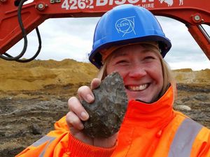 Cerita Pemburu Fosil Temukan Kapak Purba hingga Kerangka Mamut di Inggris
